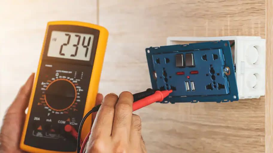 Measuring the voltage of an outlet with a multimeter