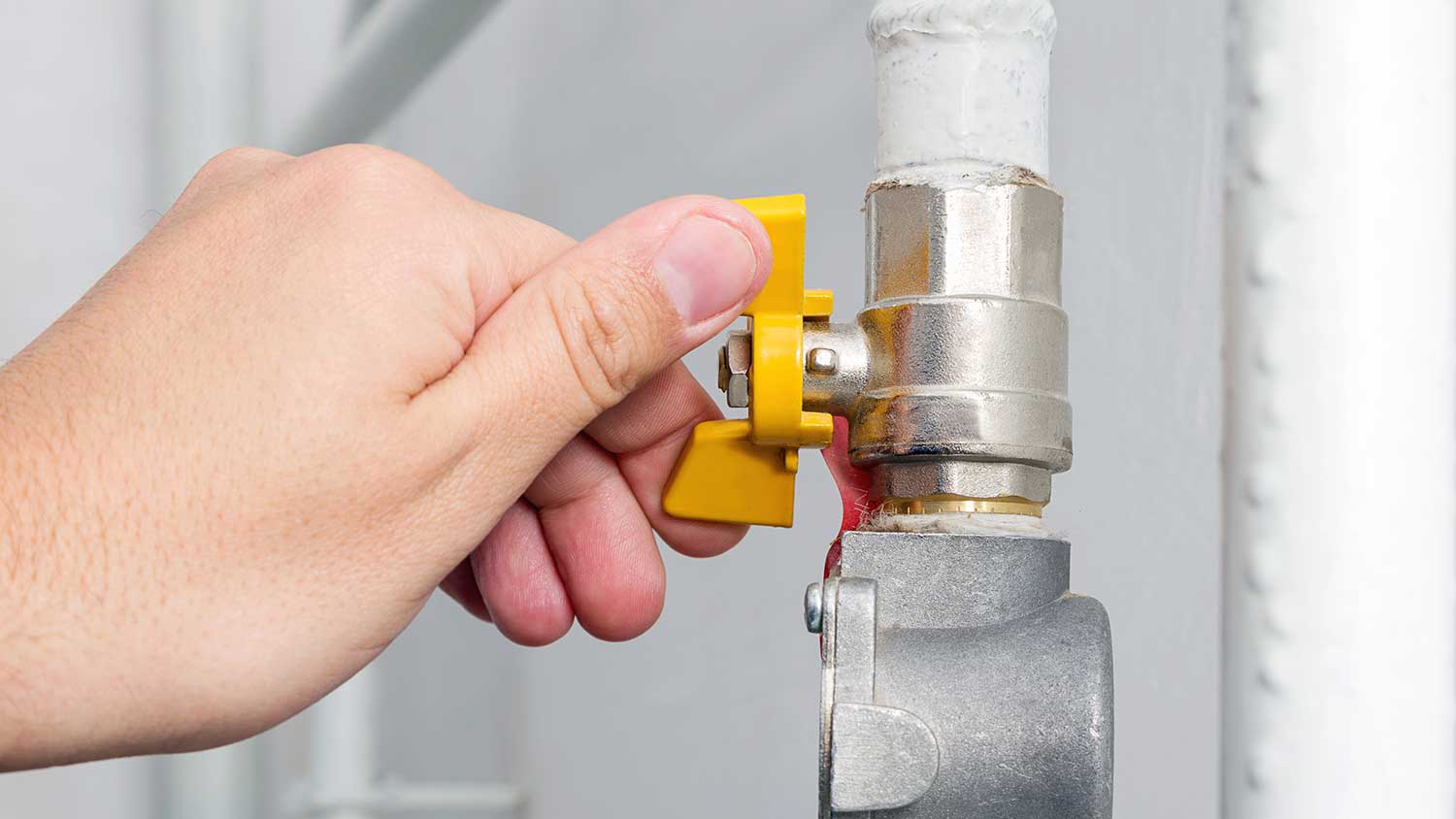 Hand closing gas valve