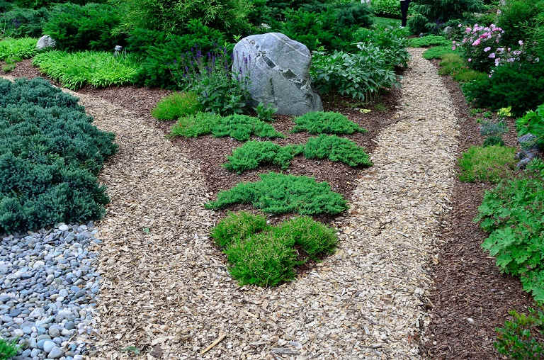 Path with mulch