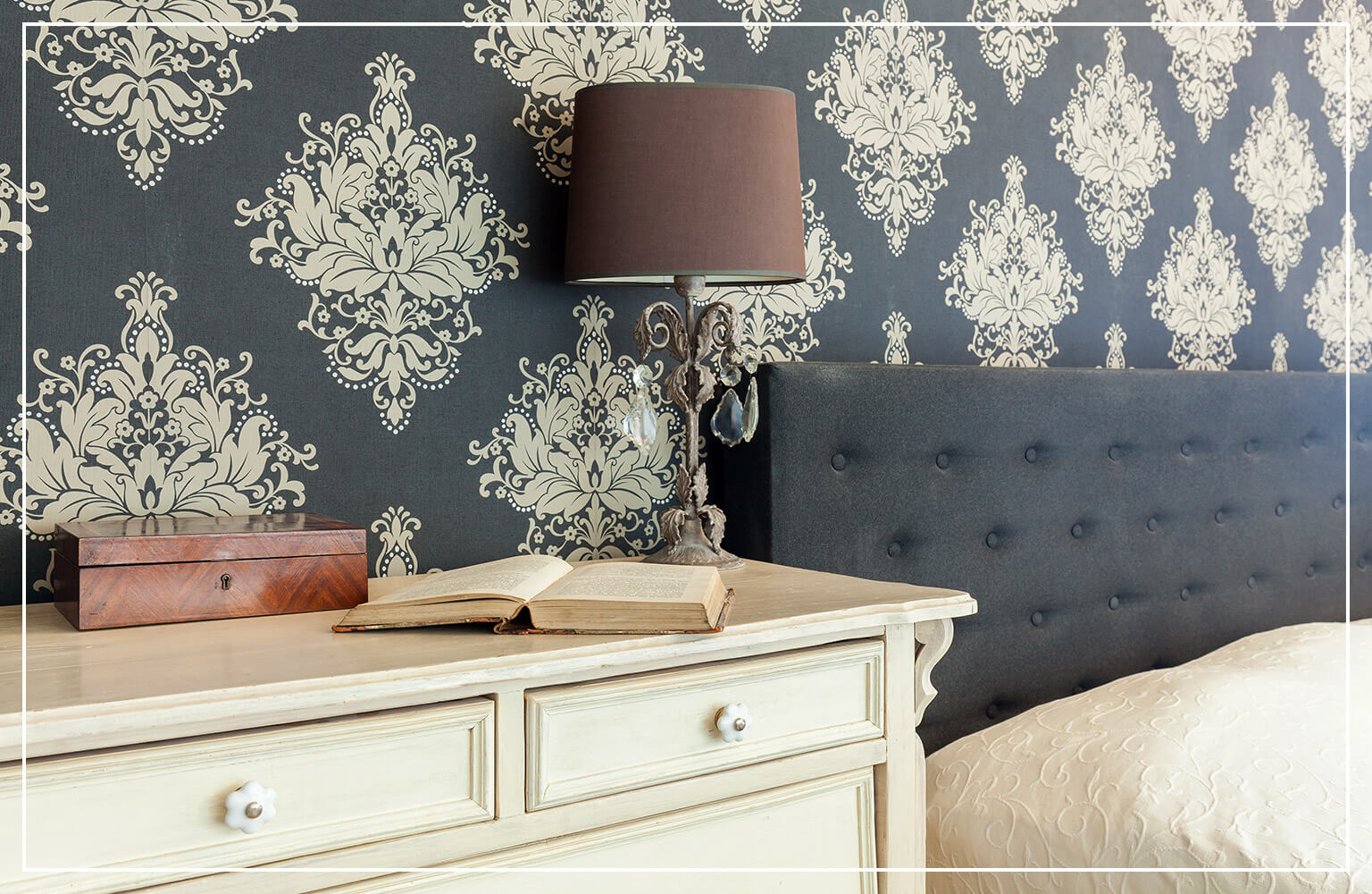 vintage wallpaper in bedroom