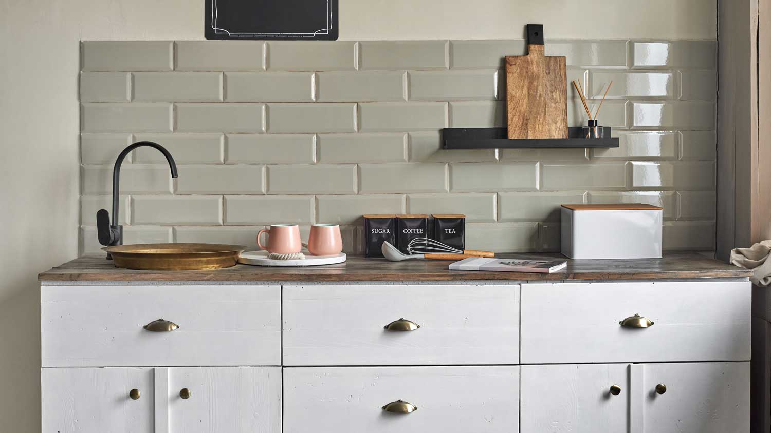 An elegant kitchen with a tiled backsplash