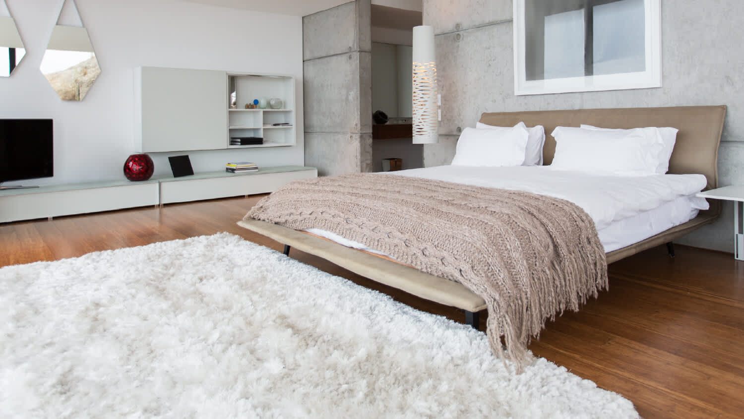 Shag rug in modern bedroom