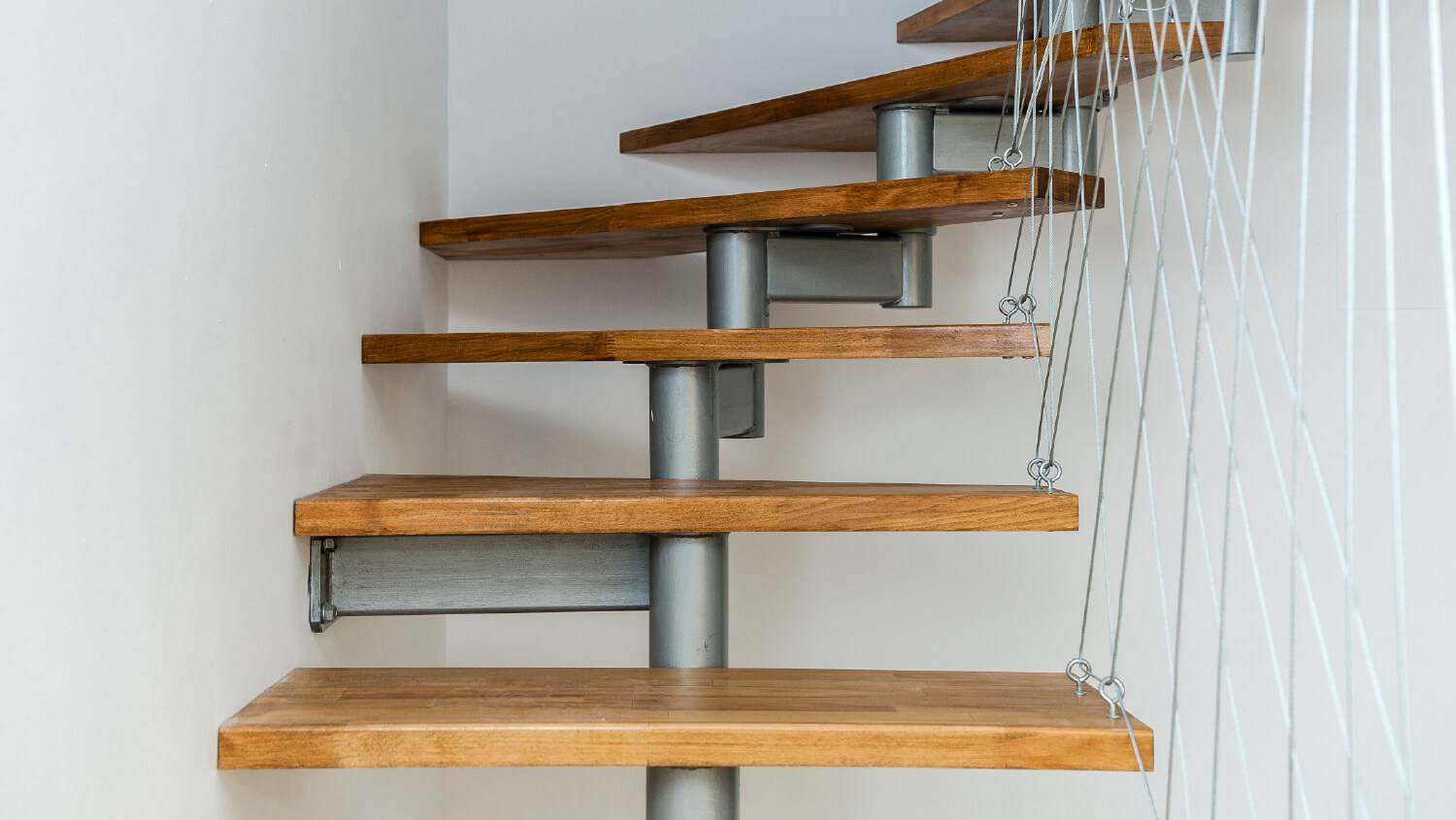 Floating staircase made of steel and wood