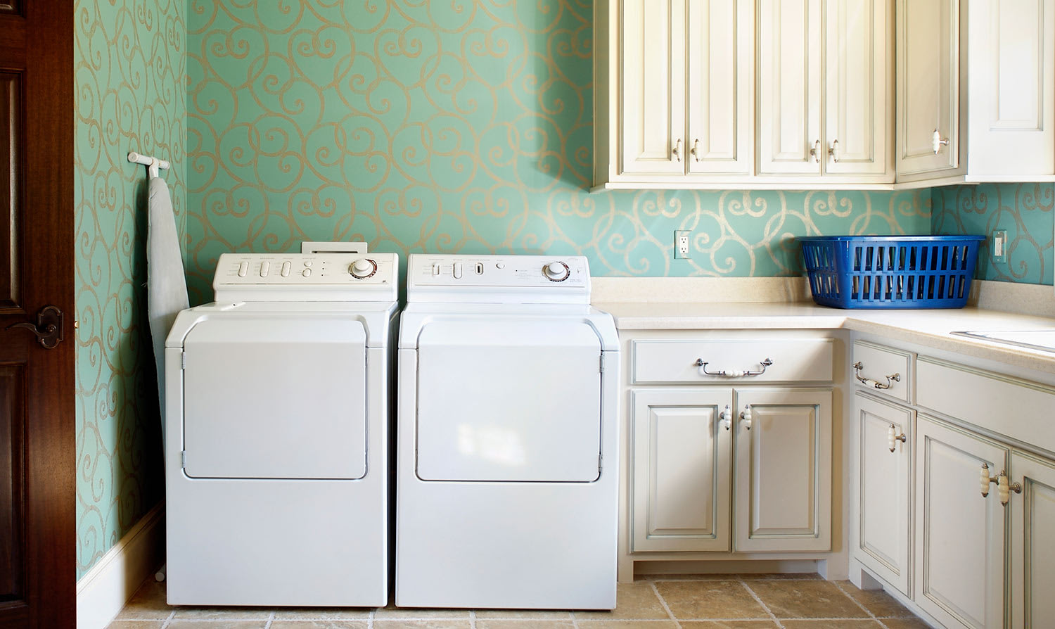Laundry room with green and gold wall paper