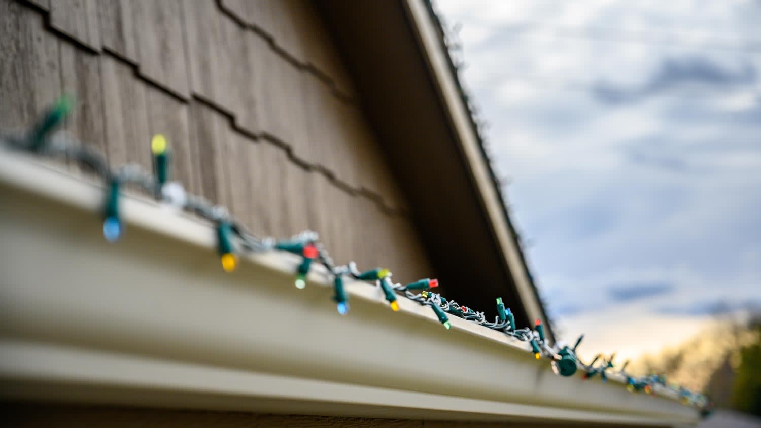 Hanging Christmas lights on the gutter with plastic clips