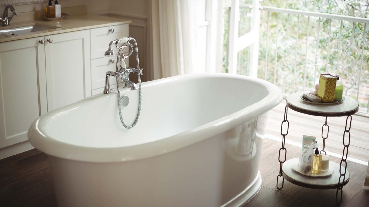 A beautiful bathtub in the center of a bathroom