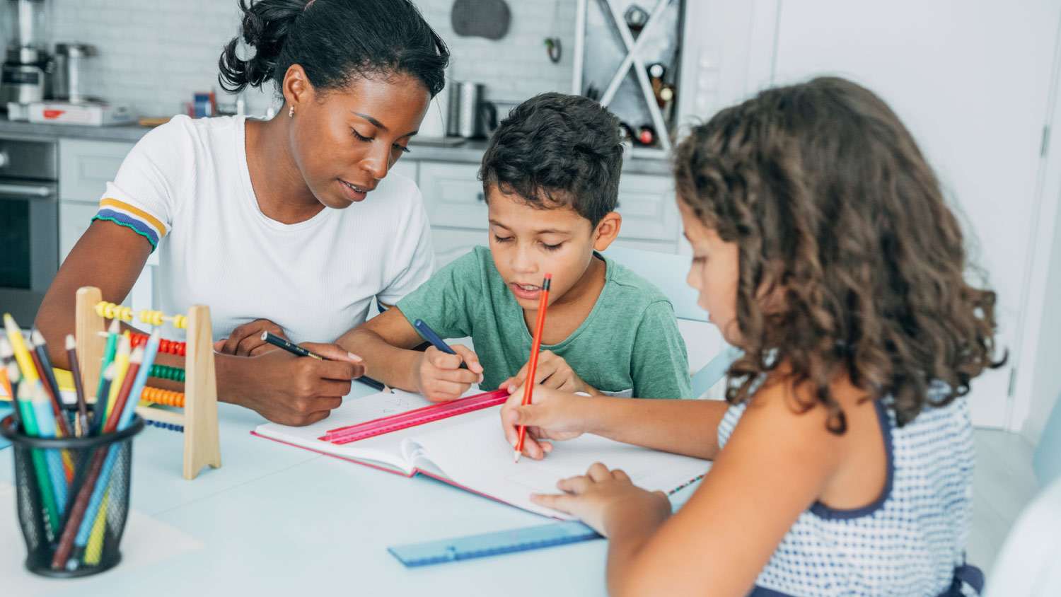 mom homeschooling kids
