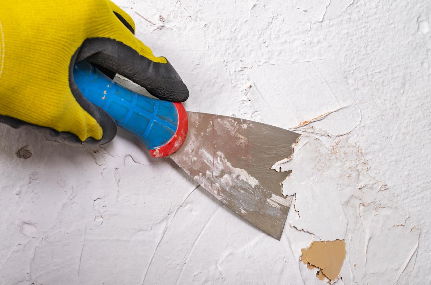 Removing old paint from the wal