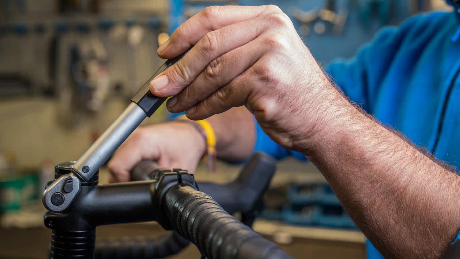 A torque wrench tighting a bicycle handlebar