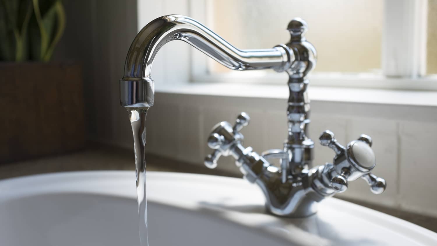 A retro basin running water