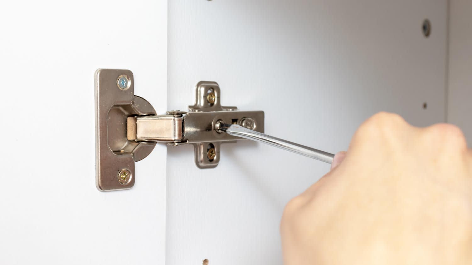 Fixing furniture doors using a screwdriver