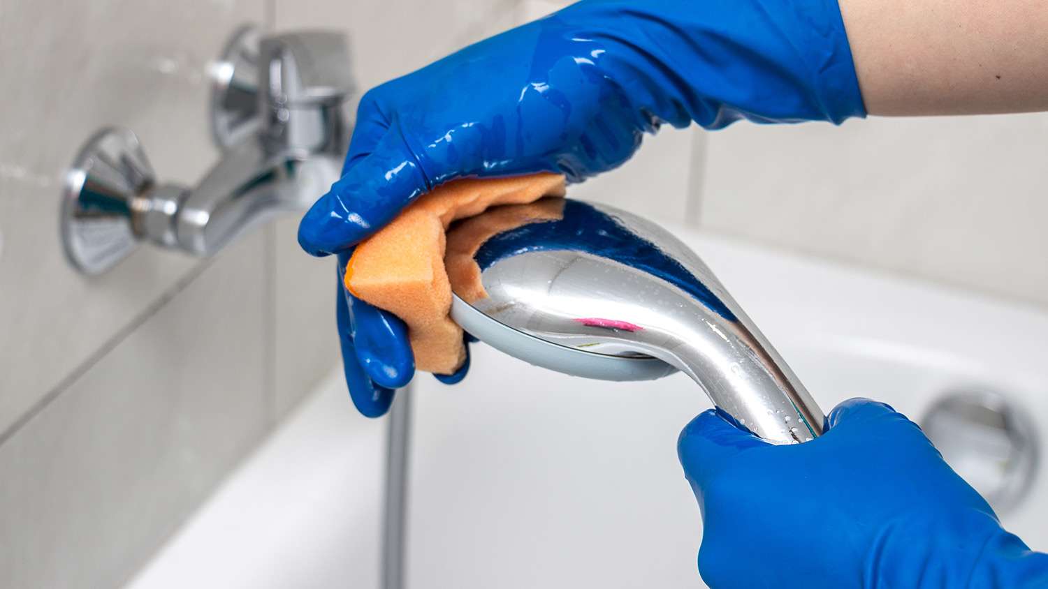 Cleaning shower head
