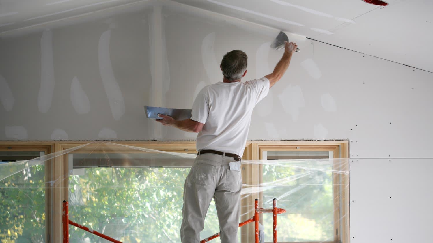 Man applying mud to sheetrock
