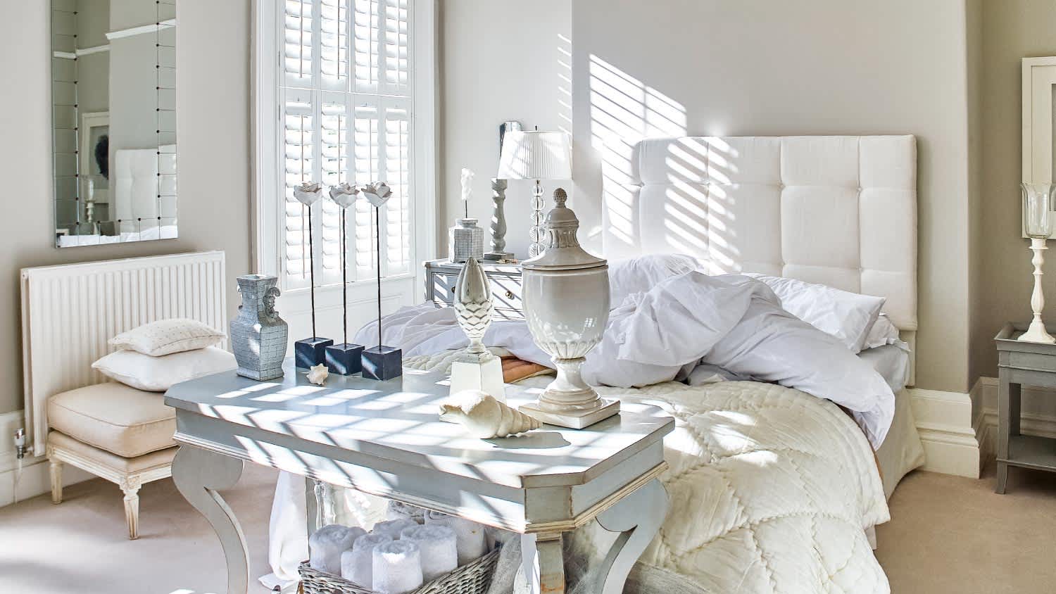 A bedroom with a nautical decoration