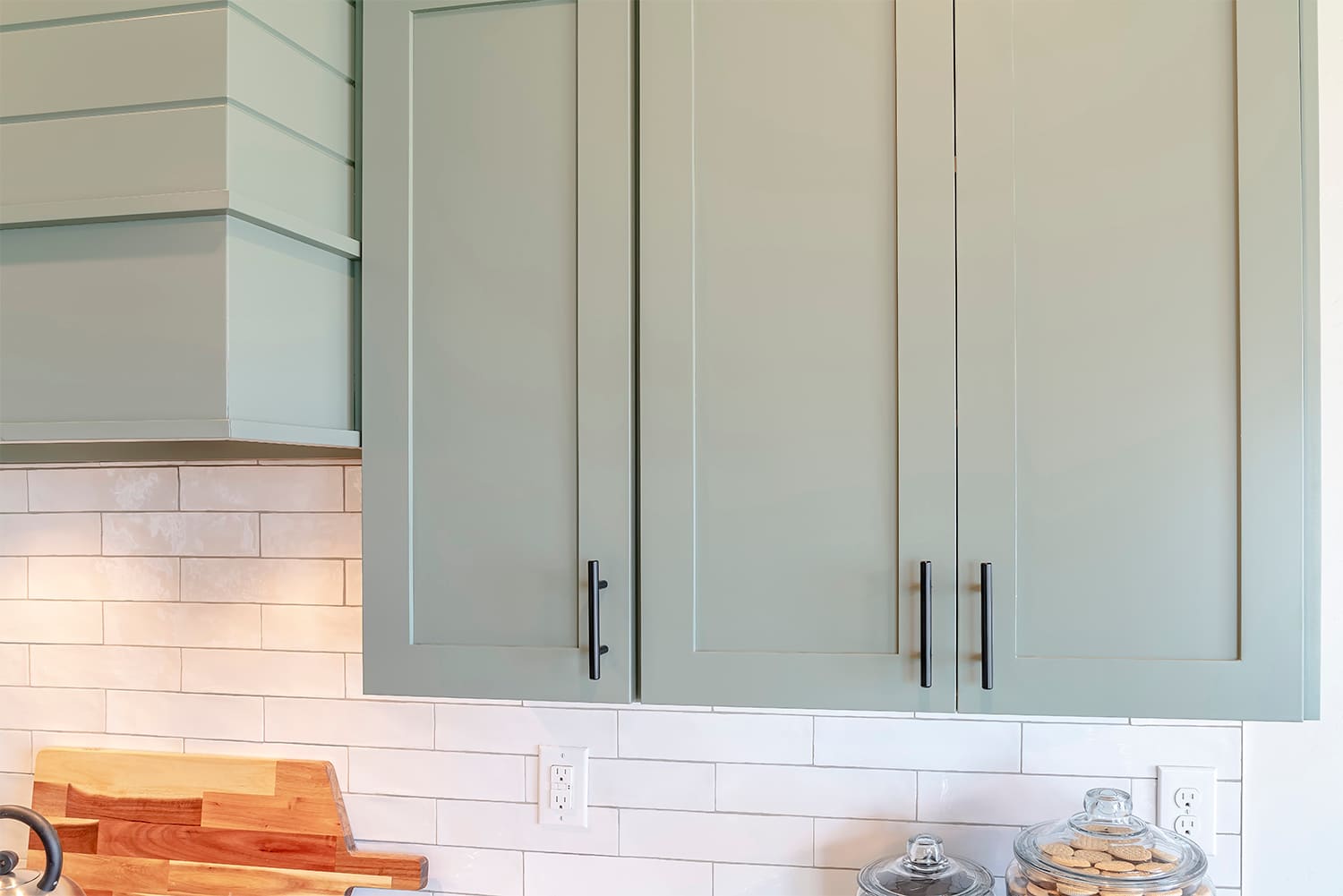 Modern kitchen cabinets and hardware