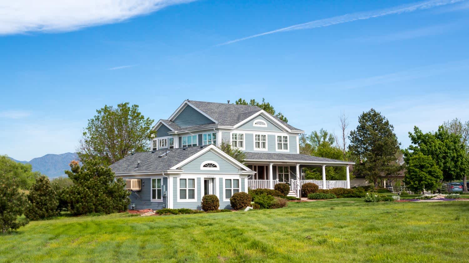 An american house with a huge garden