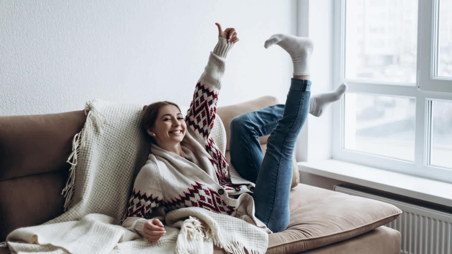 Woman setting in the sofa