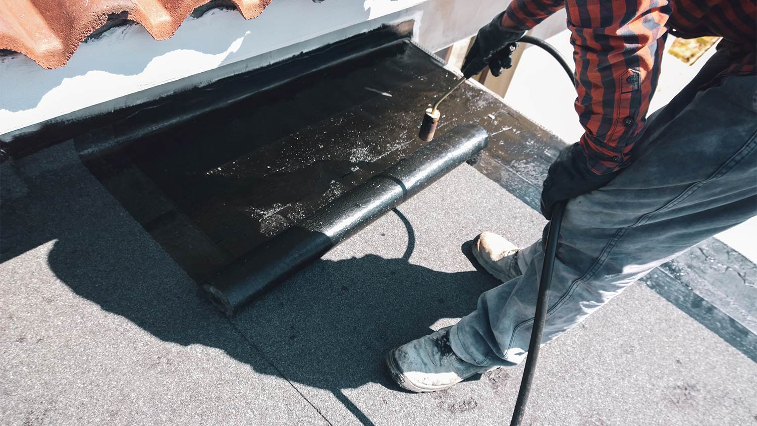 Man torch down roofing