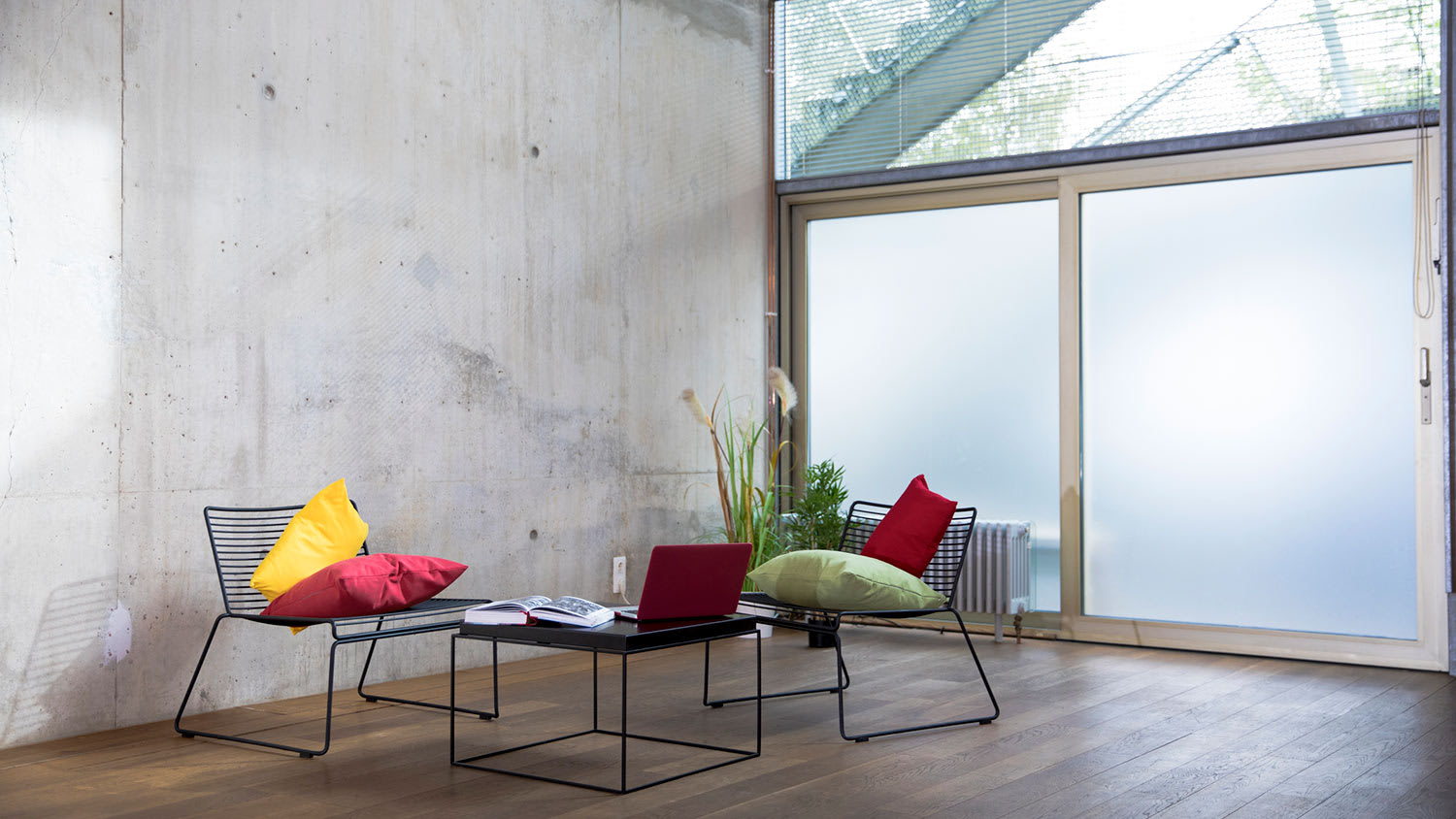 Sitting area in a loft with concrete wall