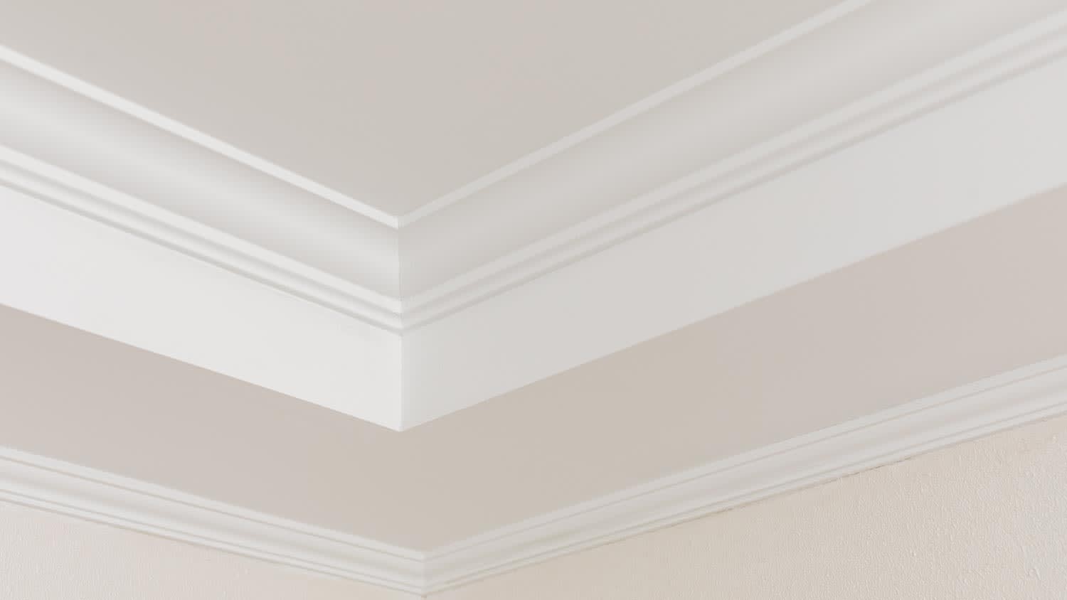 Angular ceiling skirting made of classic white moldings