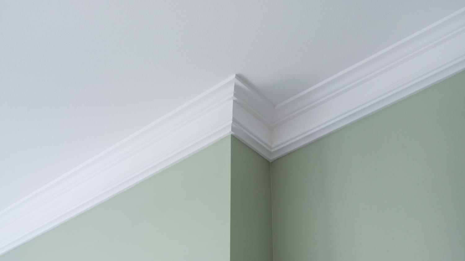 A crown molding with an intricate corner