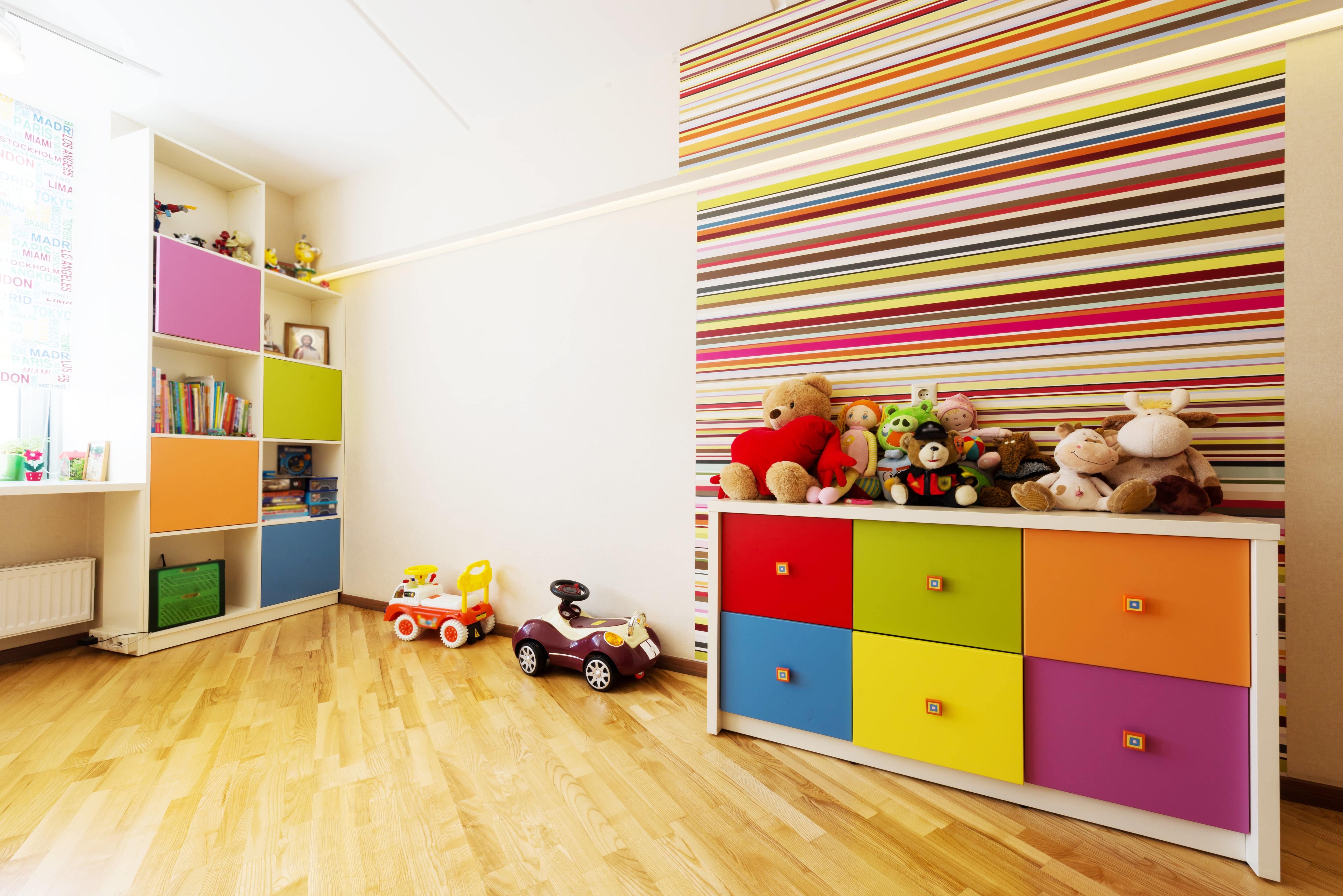 Striped accent wall in child’s room