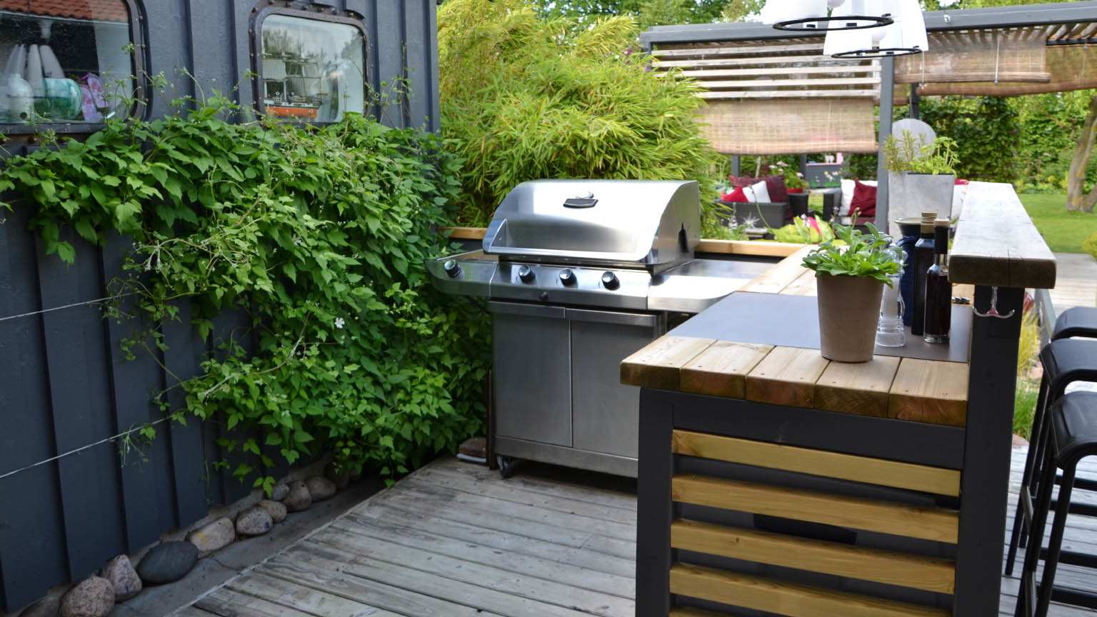 outdoor patio grill and bar