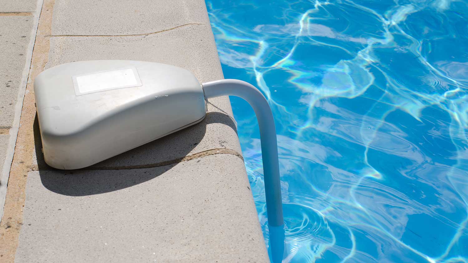 Immersion alarm attached to the edge of the swimming pool