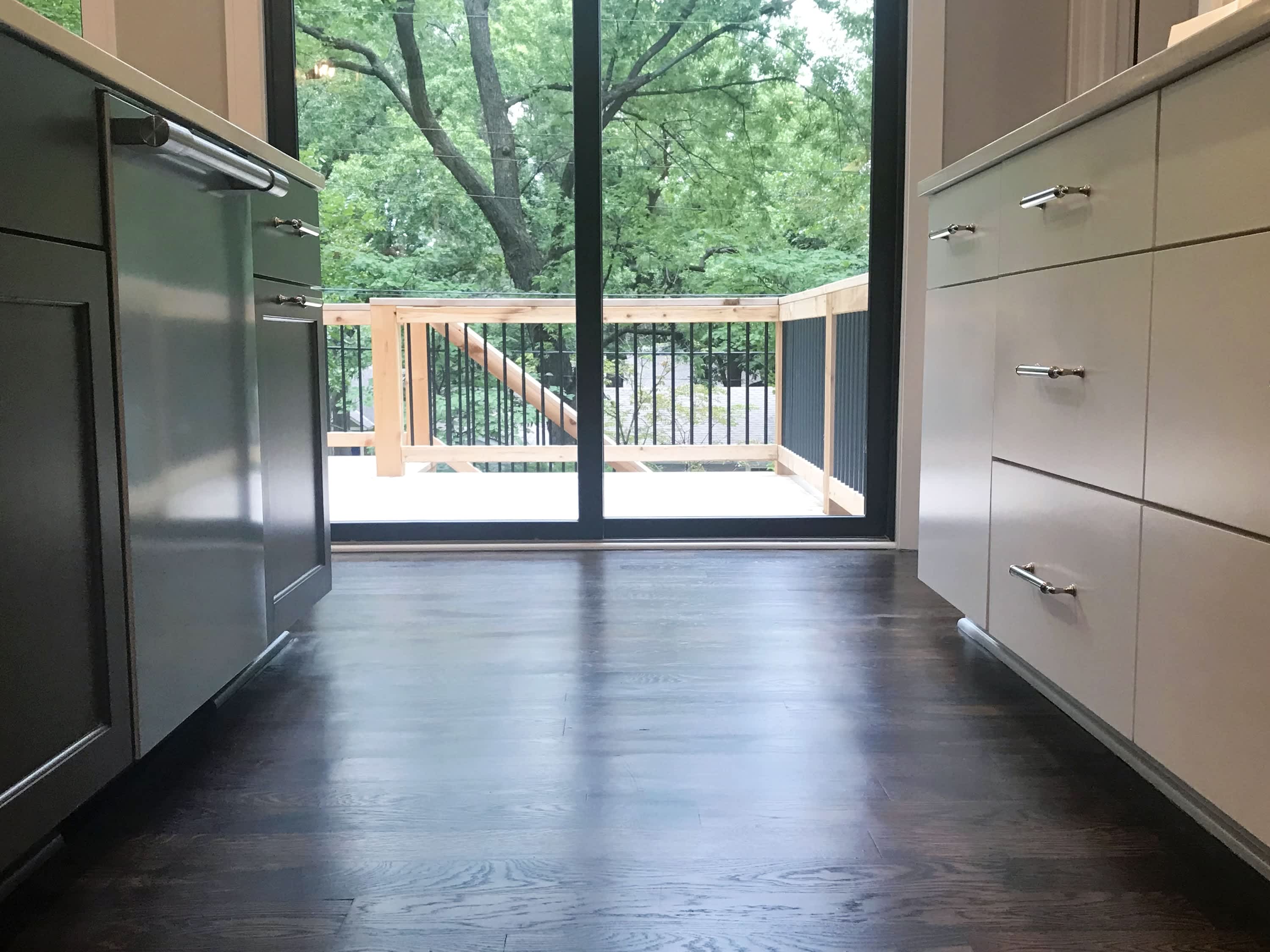 Two-toned cabinets in modern kitchen