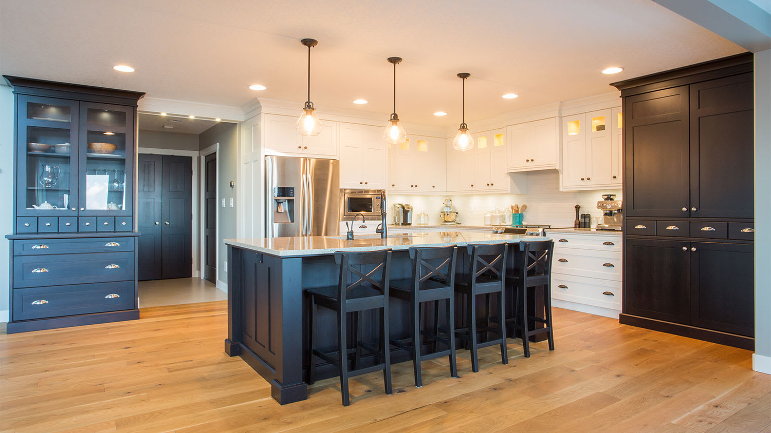 Contrasting kitchen cabinet colors