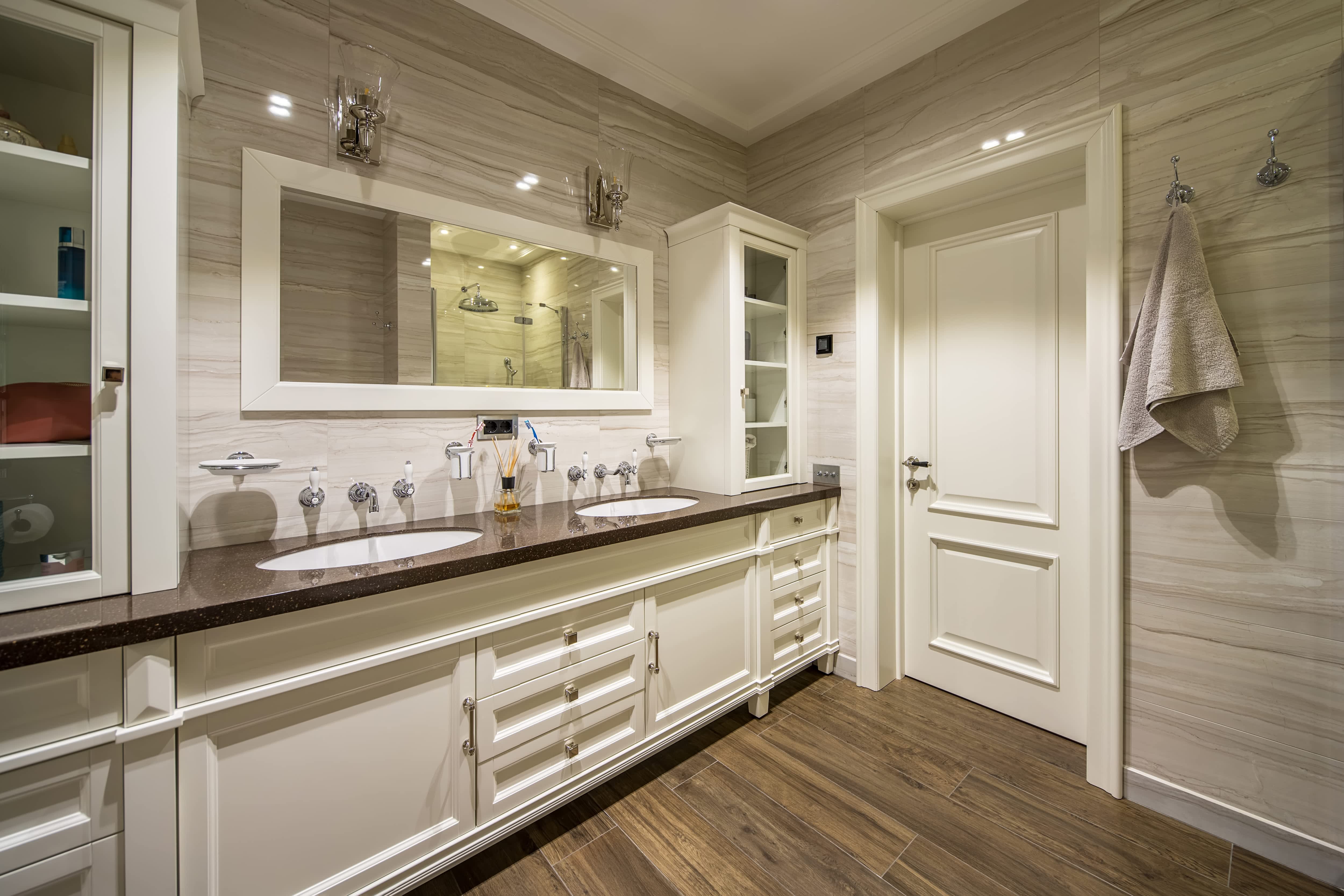 Rectangular mirror hung in large modern bathroom