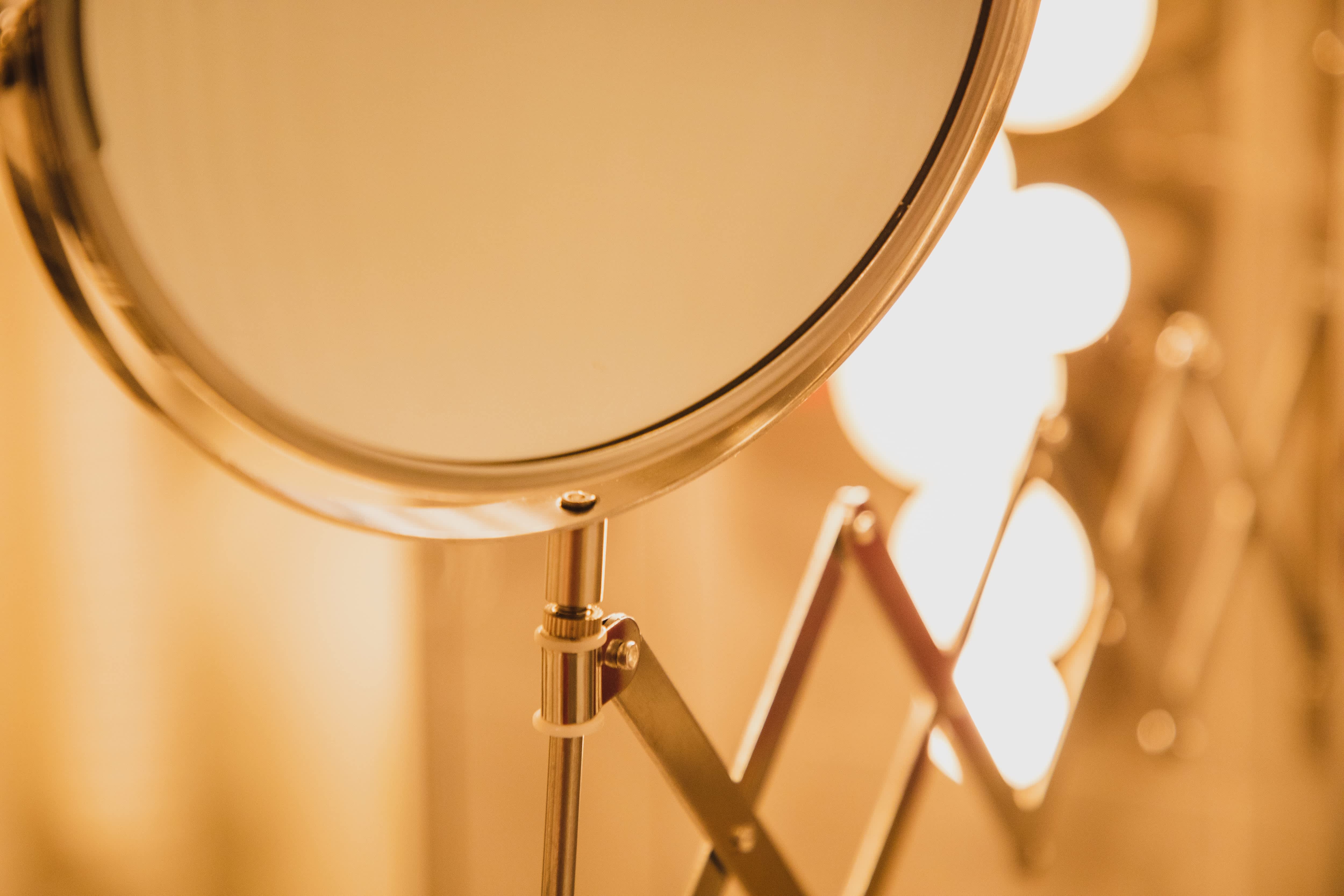 Extendable vanity mirror in bathroom