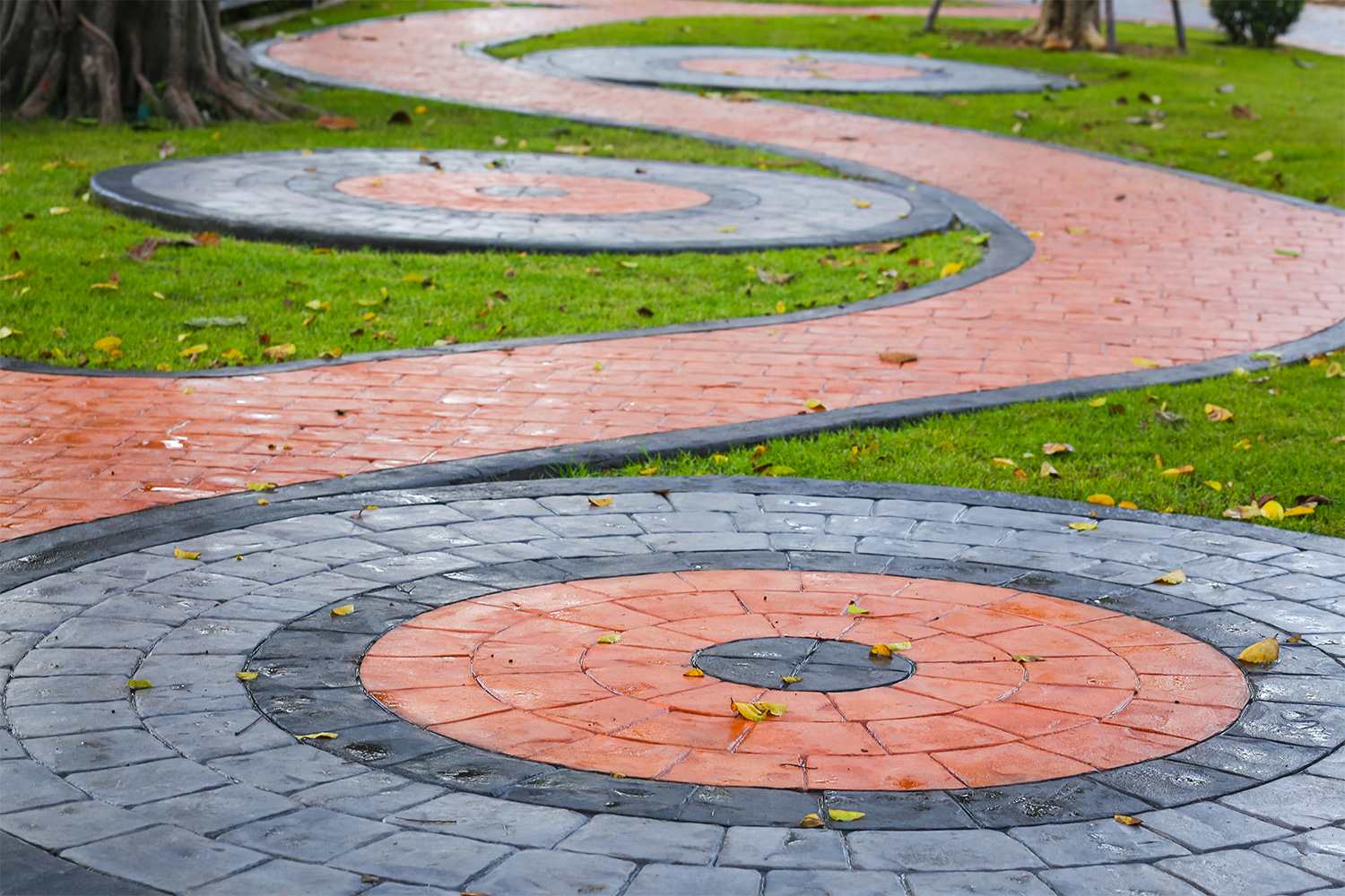 Patterned contrasting brick patio