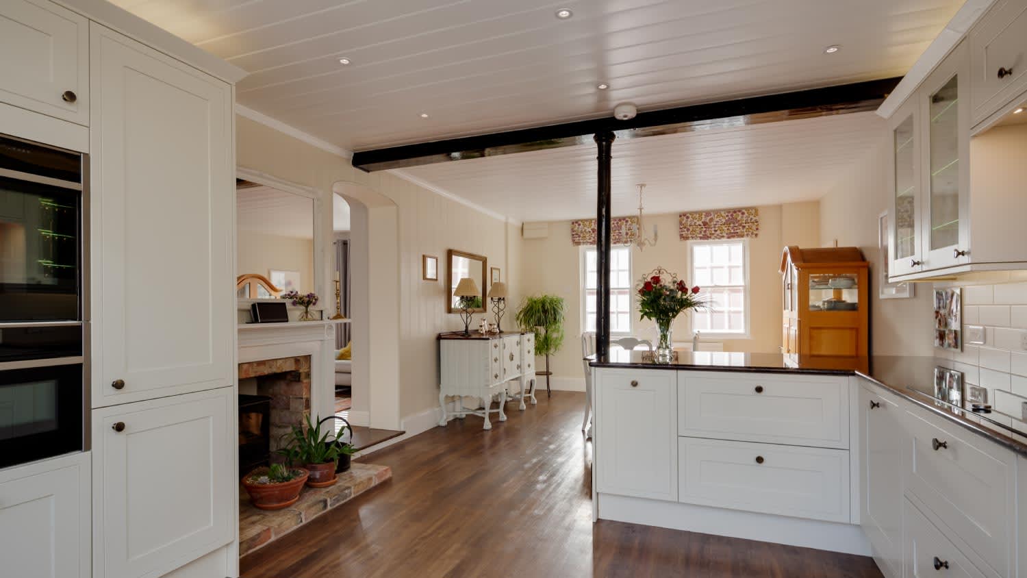 A traditional styled modern kitchen