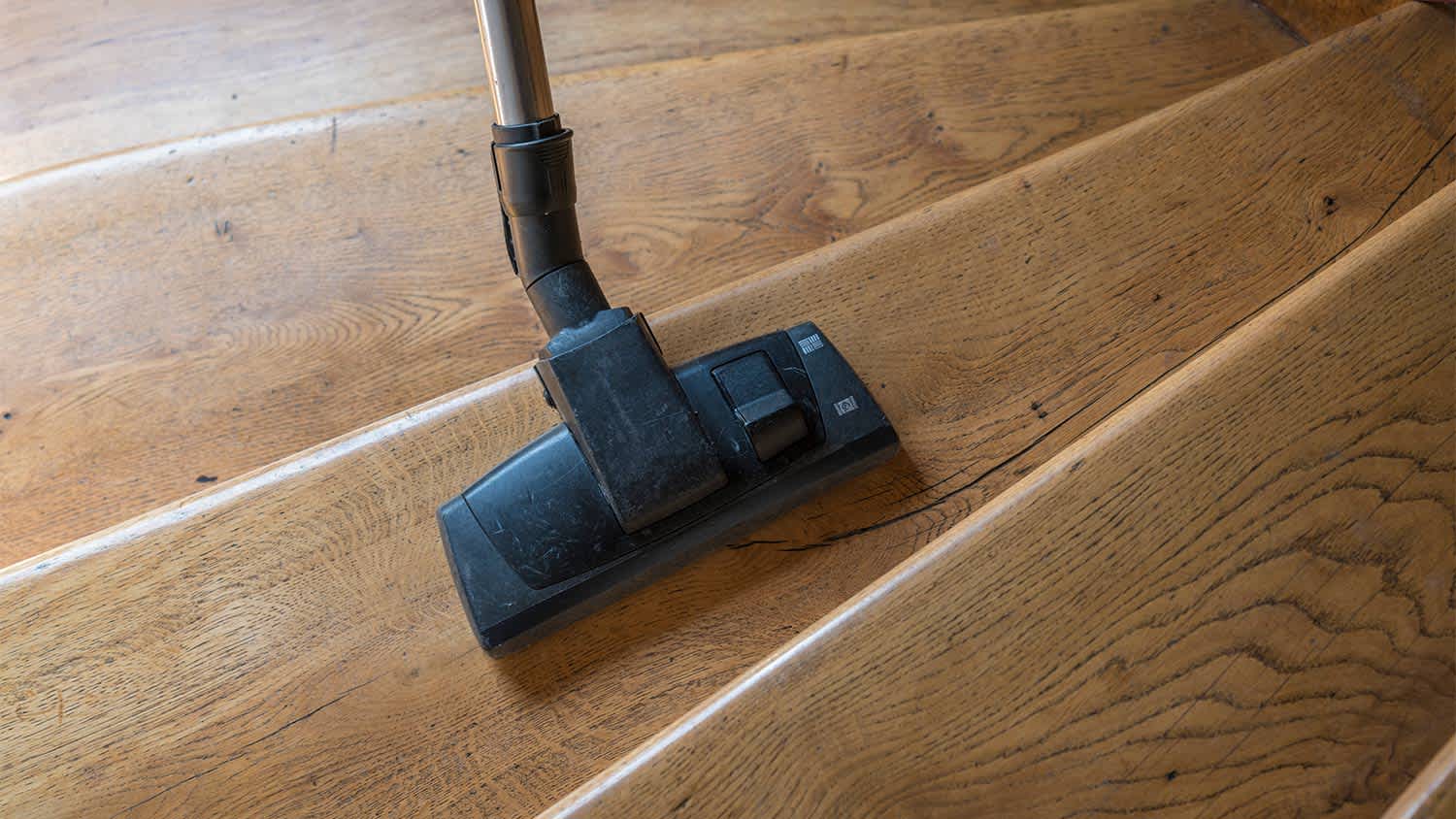 Wooden stairs vacuum attachment