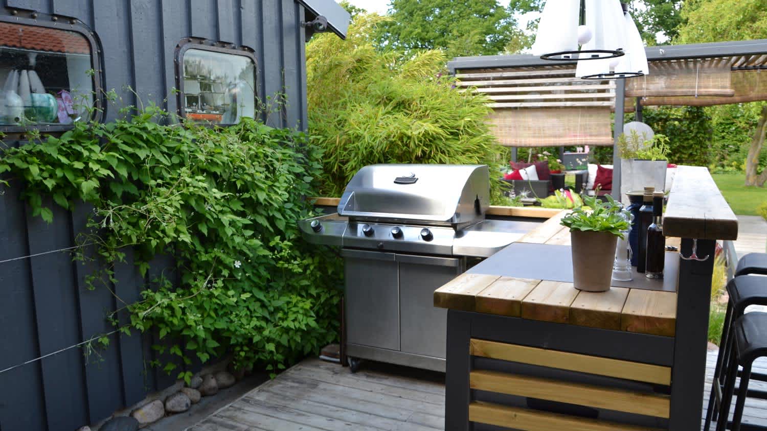 A fully equipped outdoor kitchen in the backyard of a house