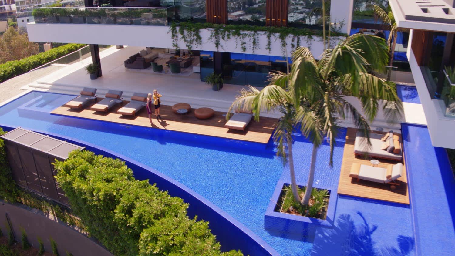 A backyard with a infinity pool