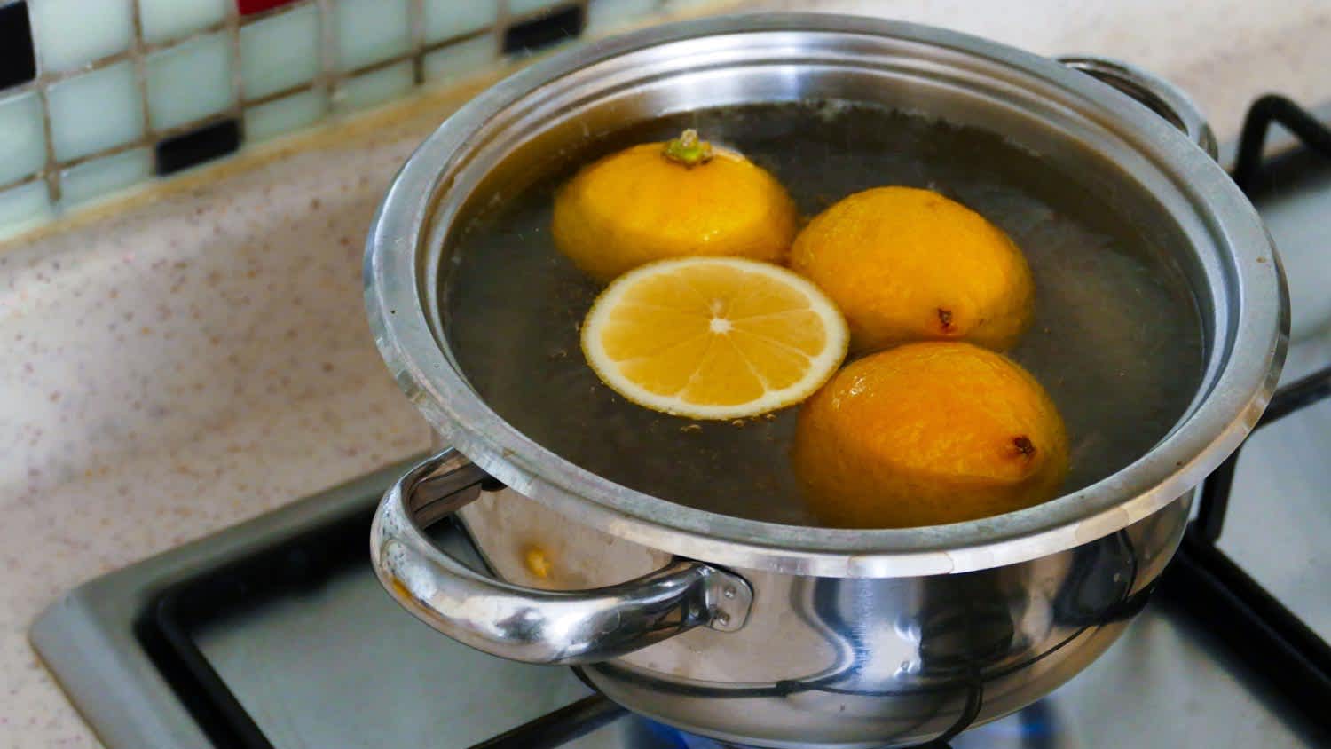 Boiling lemons in a pot