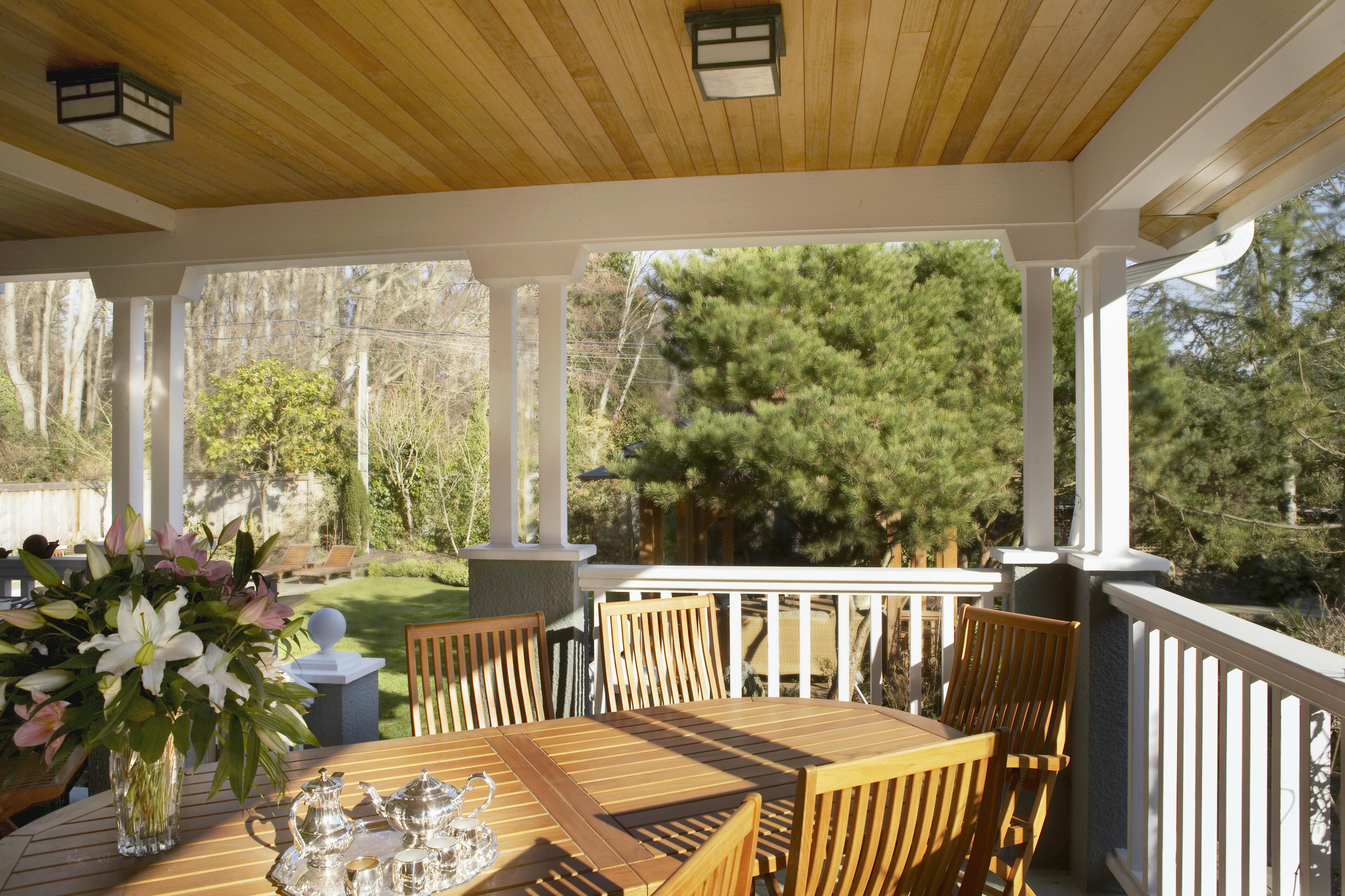 Outdoor geometric flush mounted light fixtures hanging above deck space