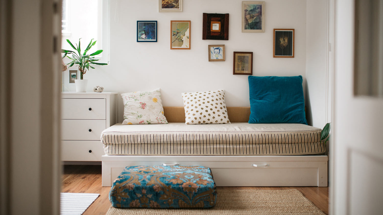 A house’s lounge area with rugs on the floor