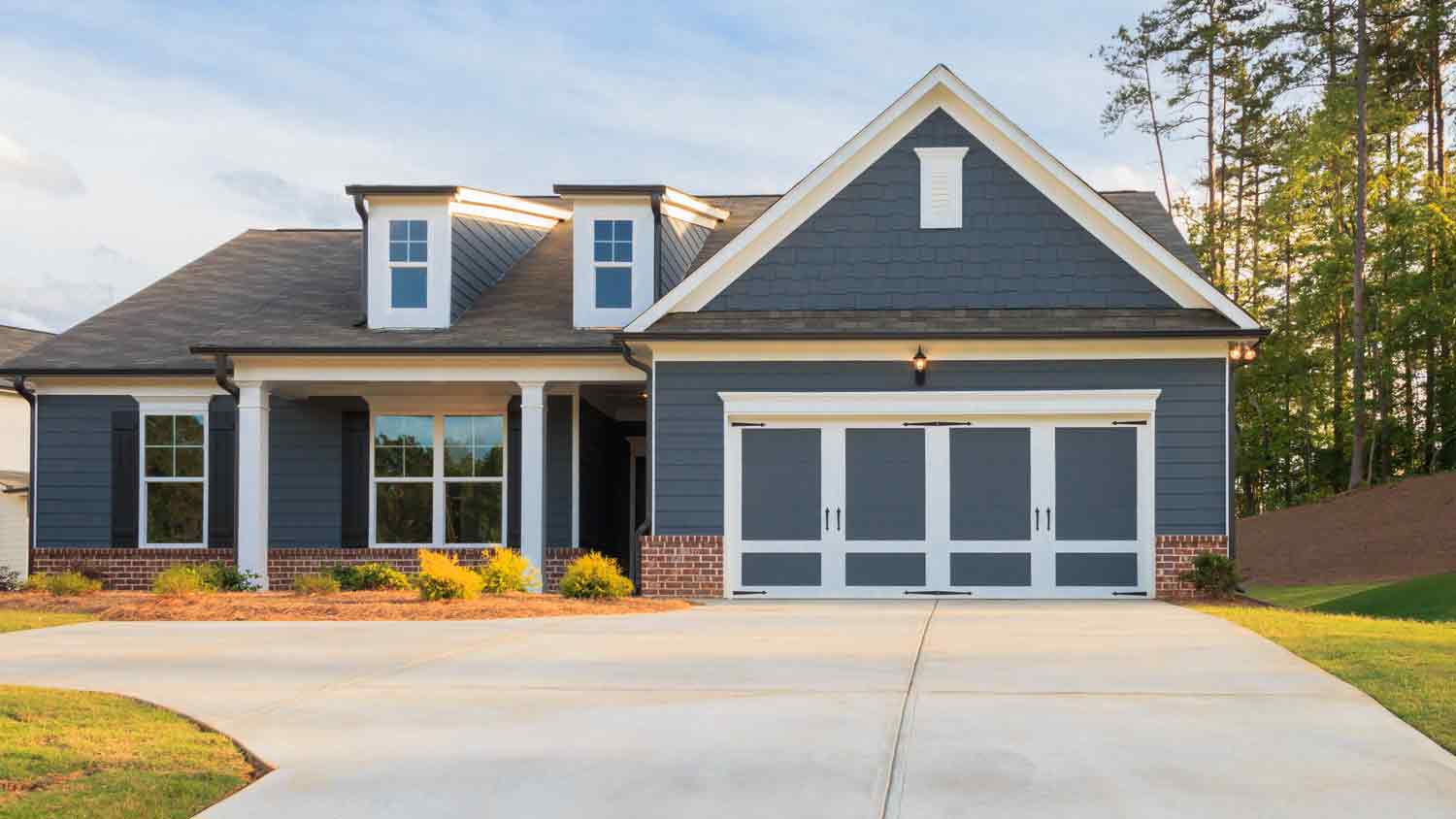 ranch styler house with driveway