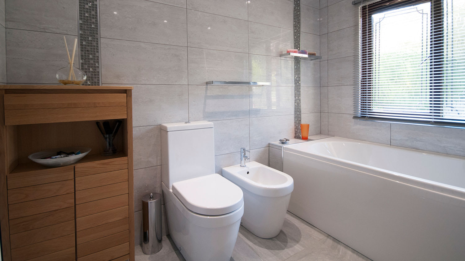 Modern toilet design with handheld spray nozzle
