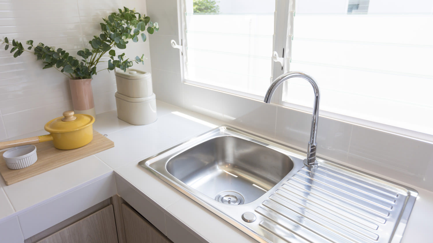 Single stainless steel sink with drainboard