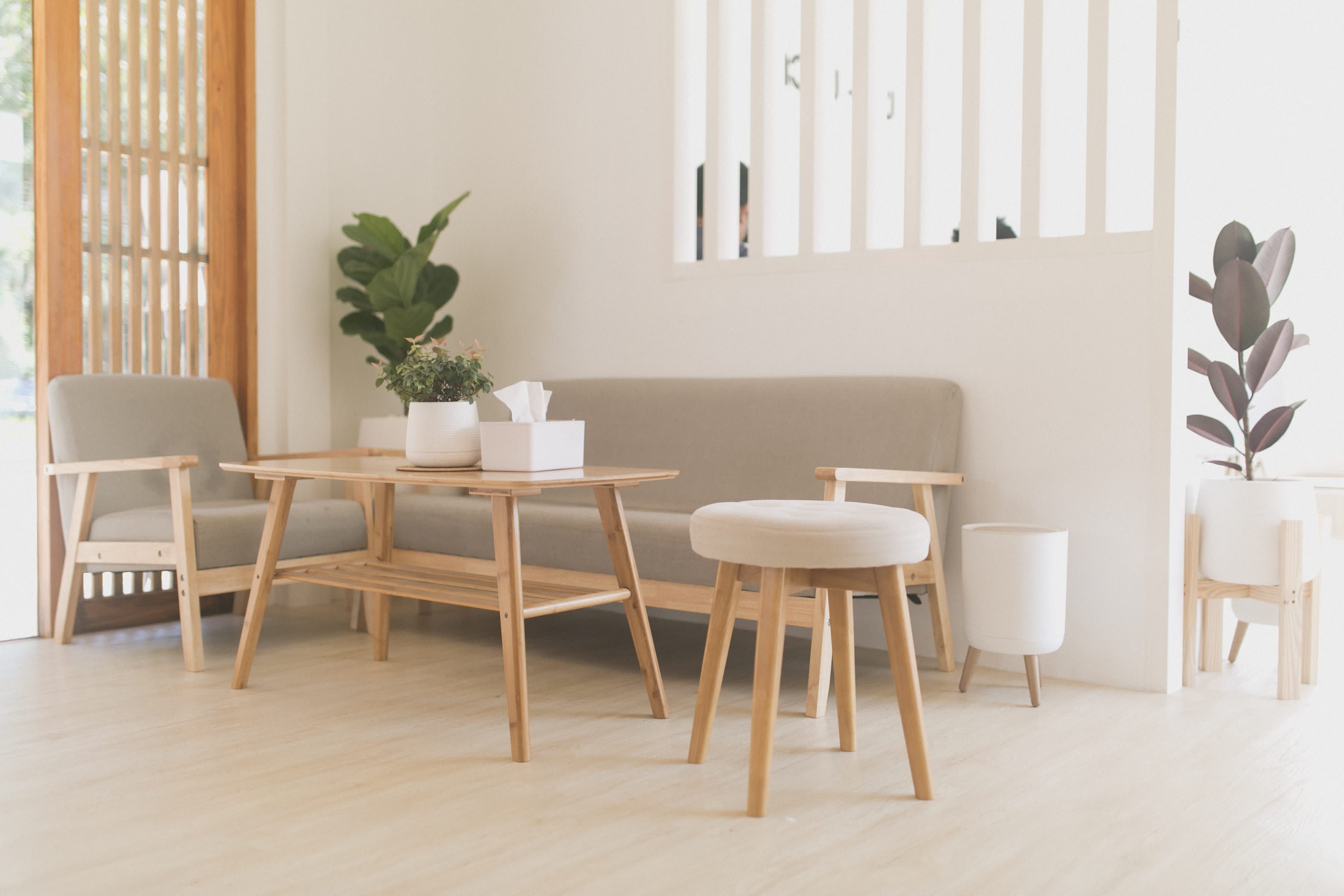 Pony wall with vertical wood privacy slats