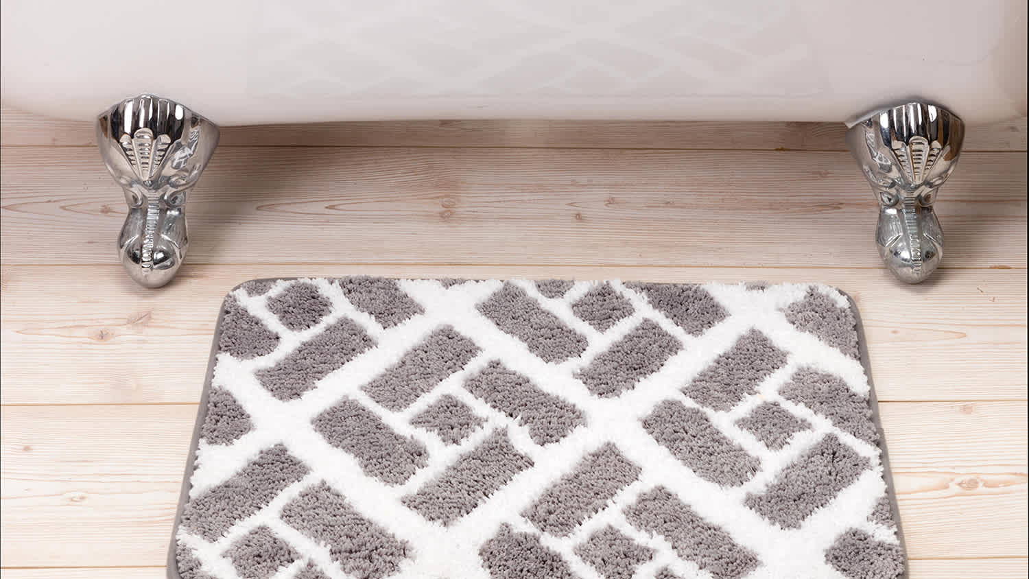 grey and white nylon rug in bathroom