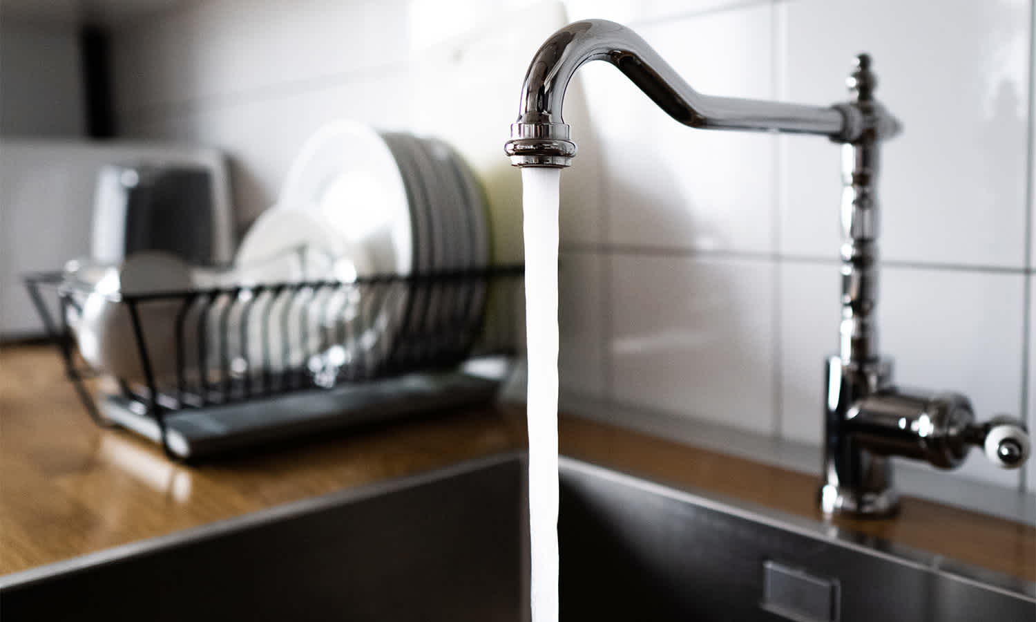 running water from kitchen sink faucet