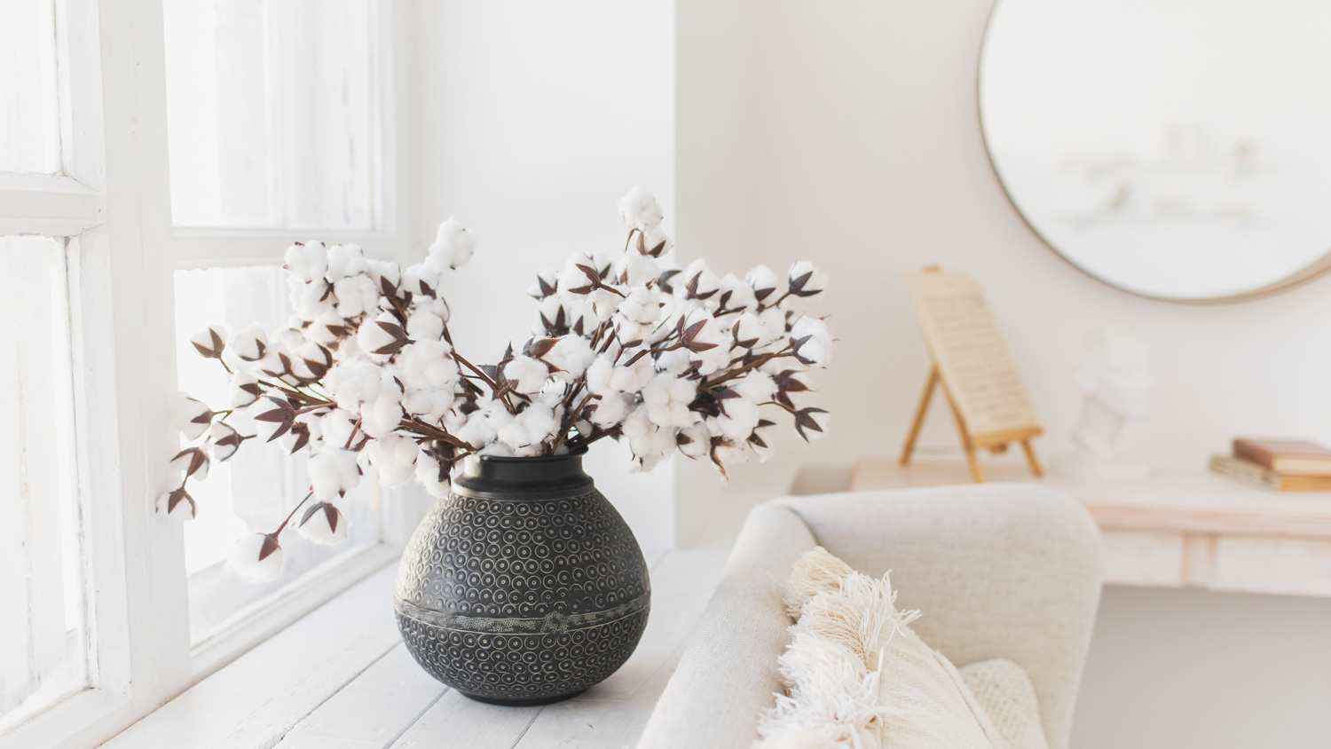 Close-up of a beautiful vase with cotton flowers