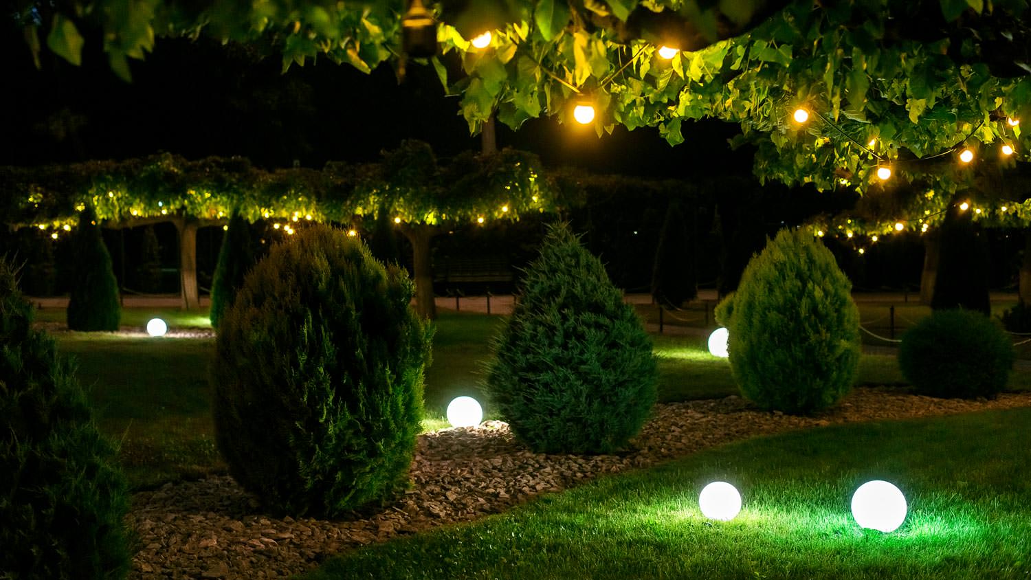 Details of lighting fixtures of a house’s landscape
