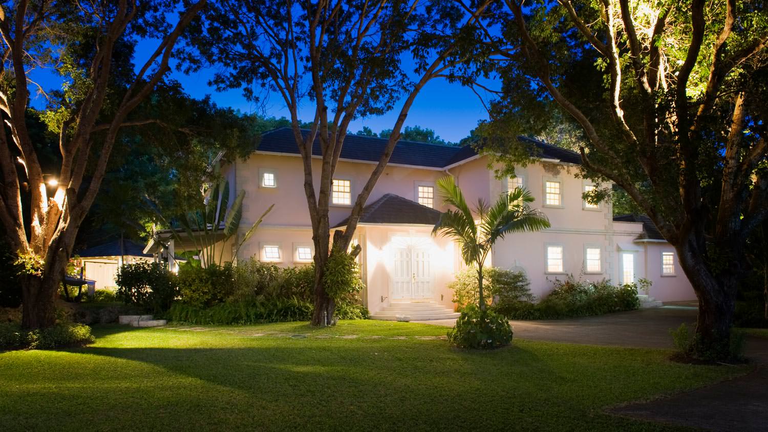 The exterior of a modern house at dusk