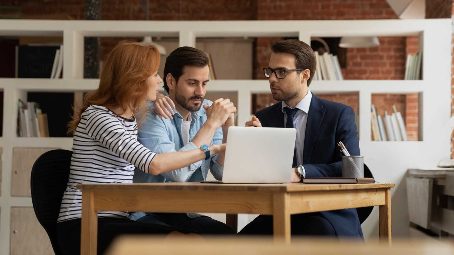 A contractor explaining to a couple how’s the situation